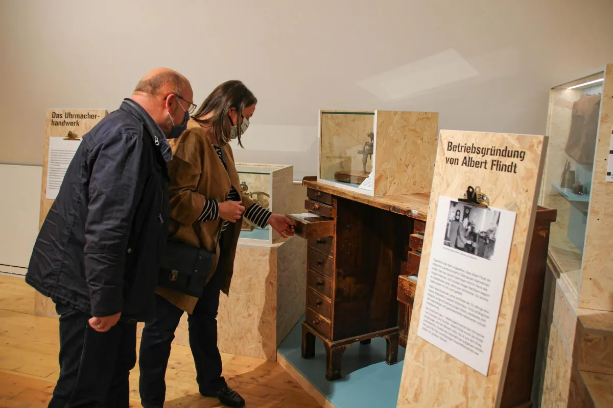 Die ersten Besucher in der neuen Dauerausstellung 