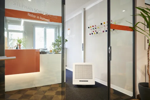 Wir machen es schön - und sicher. Corona-Luftreiniger bei Notar Schulze in Rottweil Bild: Wir machen es schön - und sicher. Corona-Luftreiniger bei Notar Schulze in Rottweil