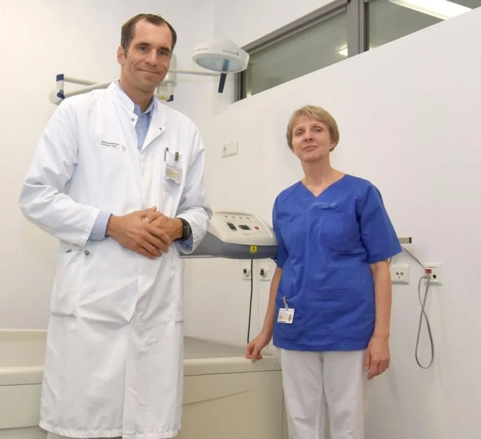 Prof. Lorenz Hofbauer und Schwester Sonja Beutel vor dem Gerät zur DXA-Knochendichtemessung. (Uniklinikum Dresden / Holger Ostermeyer)