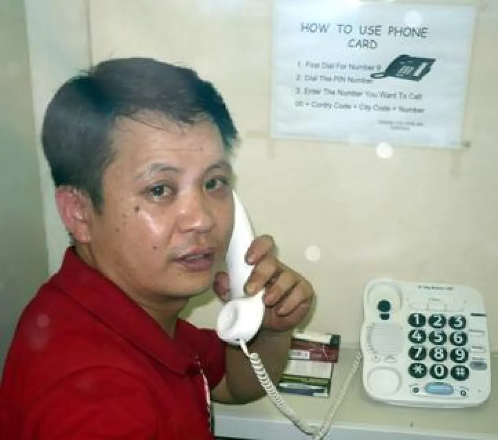 Seemann am Telefon im Seamen’s Center der DSM Santos (Foto: DSM Santos, Brasilien)
