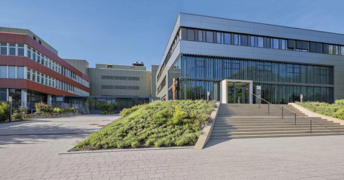 Das DPZ-Hauptgebäude mit Tierhaus (Mitte) und Laborgebäude (links). (Foto: Manfred Eberle)
