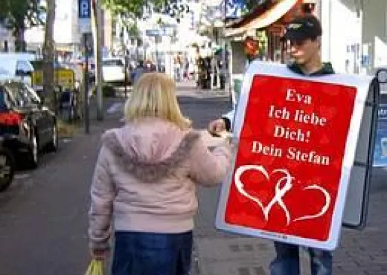 Bild: Die originelle Geschenkidee für den Valentinstag: Werbung in eigener Sache