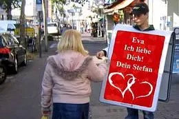 Bild: Die originelle Geschenkidee für den Valentinstag: Werbung in eigener Sache