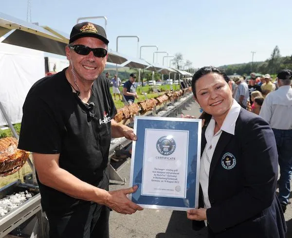 Bild: HaJaTec® ist neuer GUINNESS Weltrekordhalter mit dem „Längsten Grill-Drehspieß der Welt“ mit 60,55 Metern