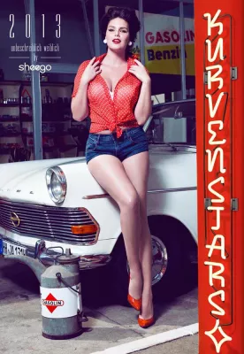 Bild: sheego Fashion-Kalender „Kurvenstars 2013“ präsentiert kurvige Schönheiten im Pin-up-Stil der 50er Jahre