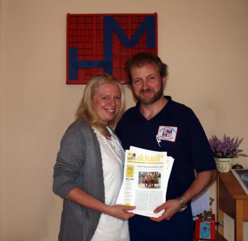 René Monno, Geschäftsführer der Druckerei „Hans Monno“ mit KinderLeben-Initiatorin Ester Peter.