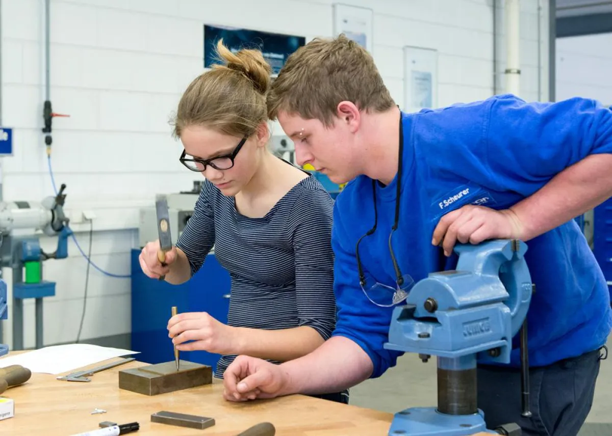 Beim Girls’ Day durften die Mädels Maschinen und Material hautnah erleben und bearbeiten