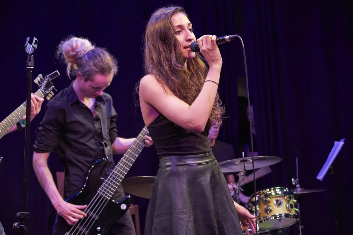 Sechs Bands der Münchner Berufsfachschule stellen ein Programm aus Rock- und Pop-Klassikern vor.