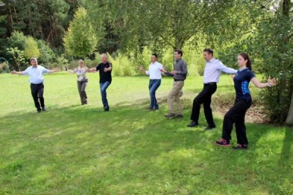 Am Unternehmenssitz Dietzenbach finden die Kurse mitunter auch in der weitläufigen Parkanlage statt.