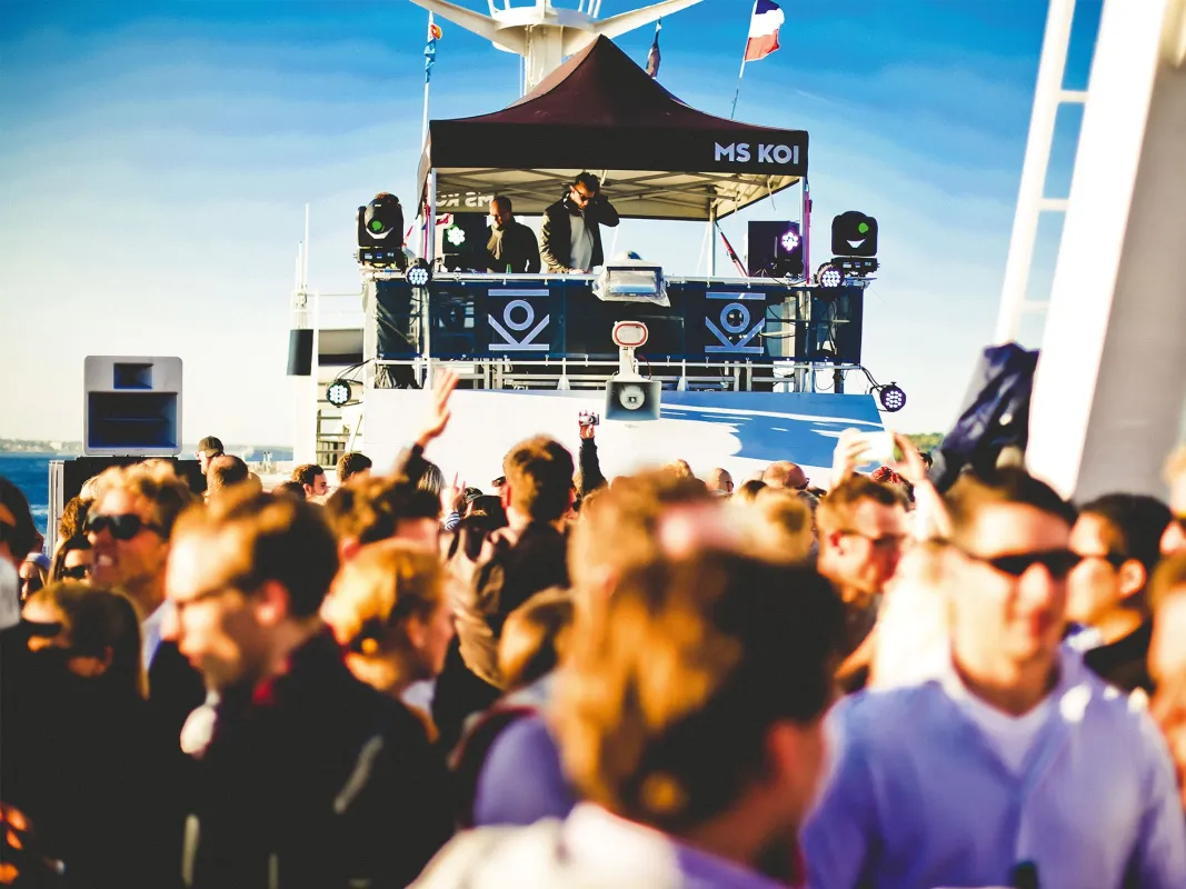 Die MS KOI verwandelt sich am 25. Juli 2024 in eine schwimmende PartyLocation auf der Ostsee (© MS KOI – Adler-Schiffe GmbH & Co. KG)