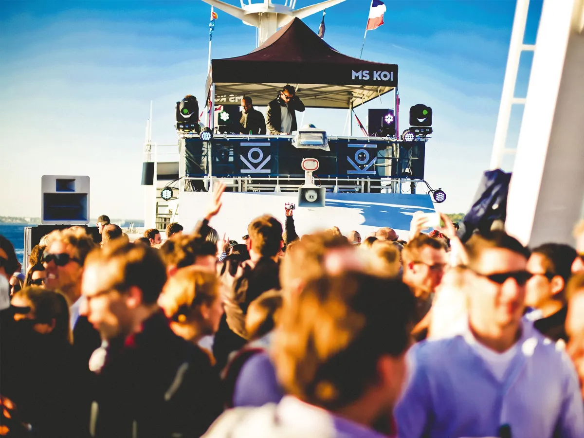 Die MS KOI verwandelt sich am 25. Juli 2024 in eine schwimmende PartyLocation auf der Ostsee (© MS KOI – Adler-Schiffe GmbH & Co. KG)