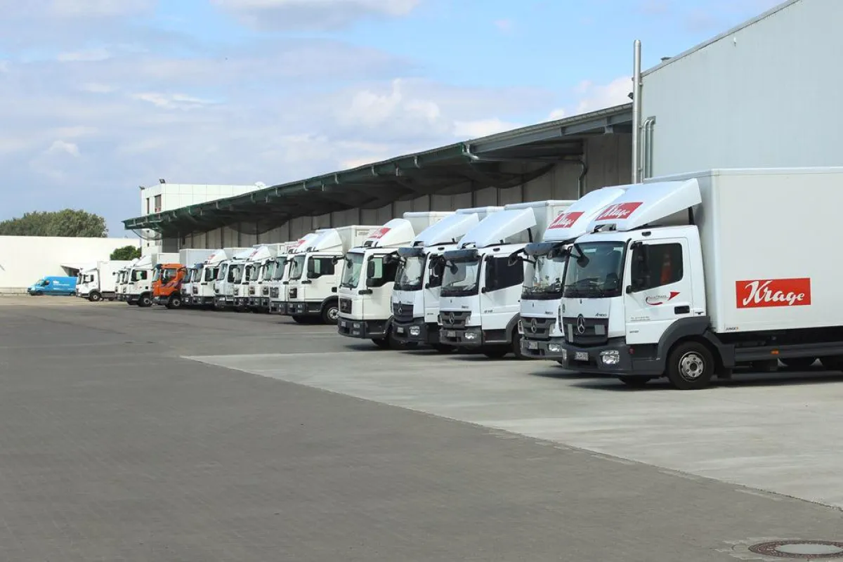 25 Jahre Krage: Lkw beim Be- und Entladen am Firmensitz des Unternehmens
