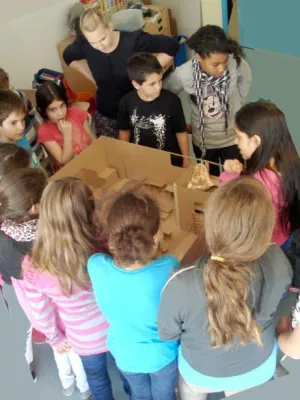 Bild: Kinder bauen ihr Klassenzimmer. Berliner Projekt 'Bauereignis' macht Schule