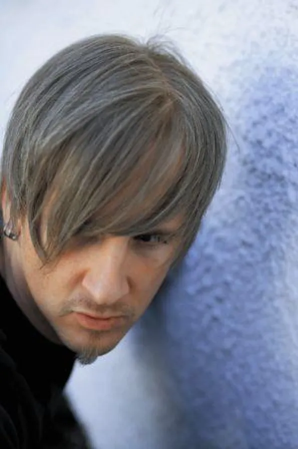 Modebewusste Männer tragen ihr Haar mittellang mit langem glattem Pony (Quelle: www.contactskin.de)