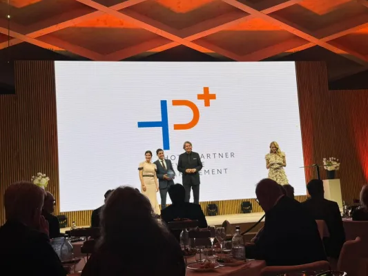 Bild: 101 Luxury Hideaway of the Year 2026 - HotelPartner übergibt Auszeichnung an Bürgenstock Hotel & Alpine Spa