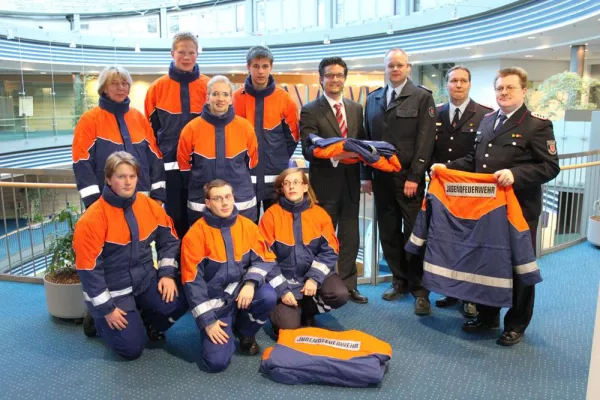 Bild: Spendenübergabe an Jugendfeuerwehr: Landessparkasse finanziert Schutzjacken