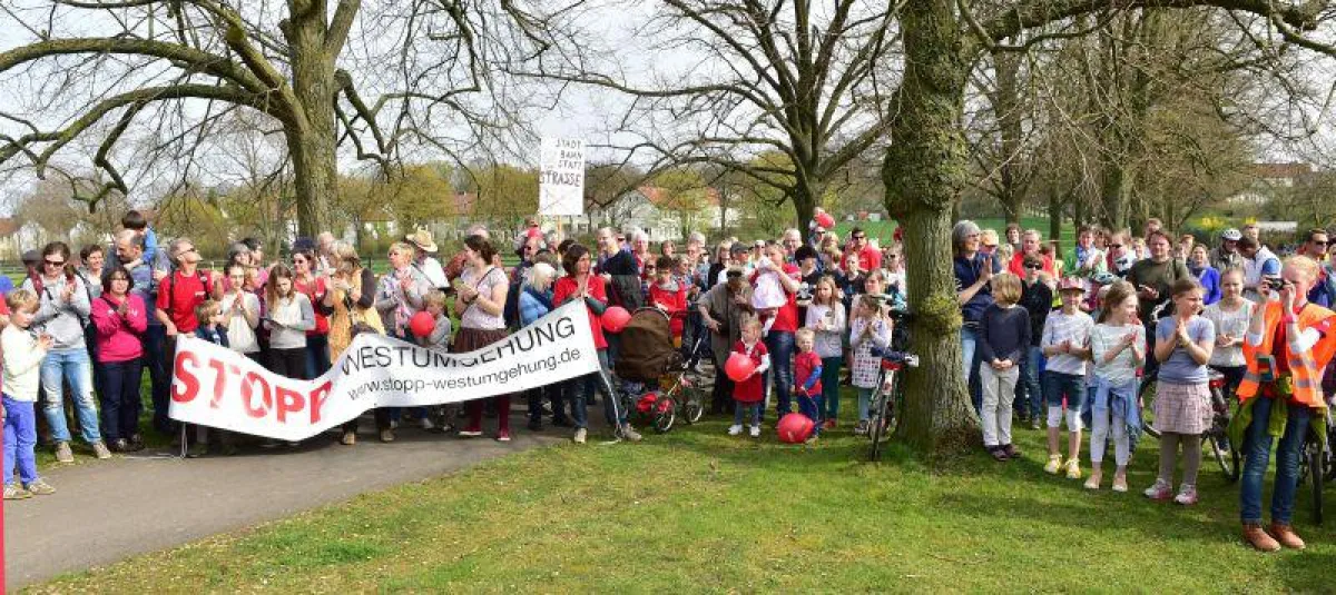 Menschenkette gegen die Westumgehung