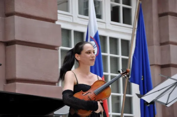 Sloweniens Star-Violinistin Anja Bukovec begeistert deutsches Publikum bei Konzert in Berlin Bild: Sloweniens Star-Violinistin Anja Bukovec begeistert deutsches Publikum bei Konzert in Berlin