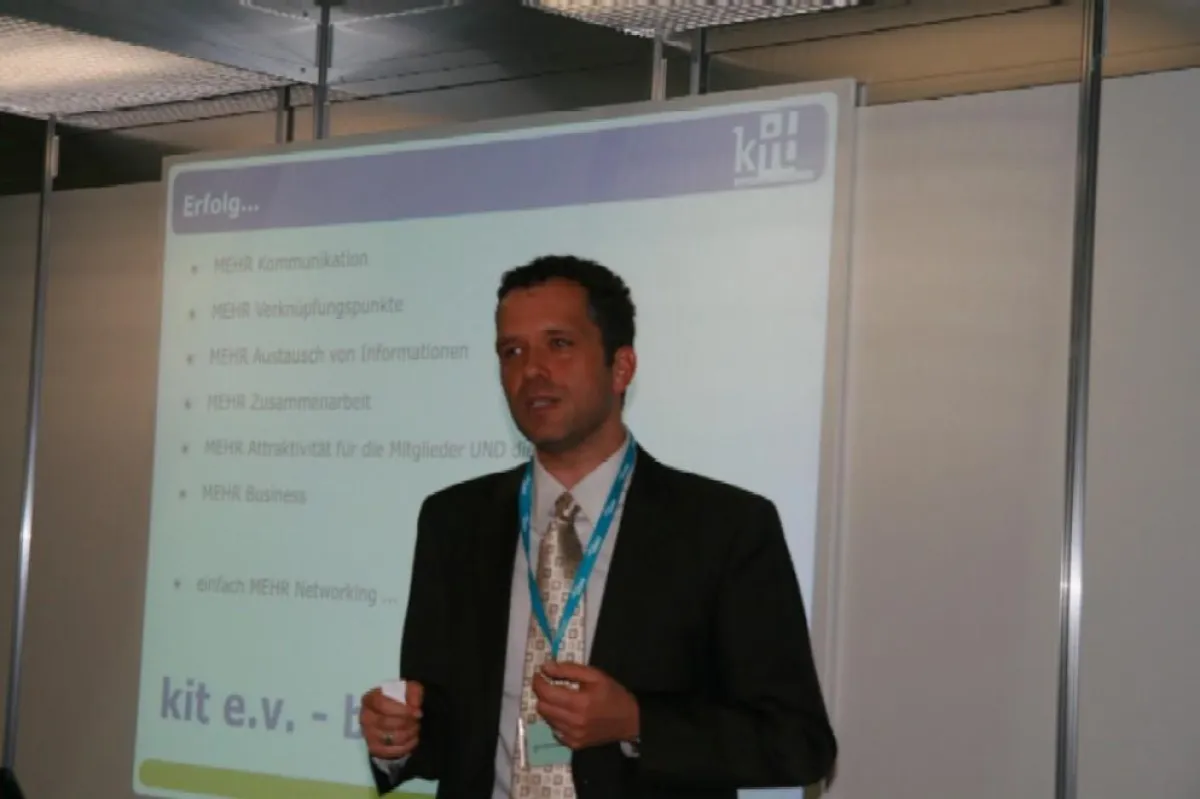 Jörn Steinhauer, Vorstandsvorsitzender von kit e.V., gibt neue Impulse mit seinem Vortrag auf der Mitgliederversammlung während der VISIT 2007.