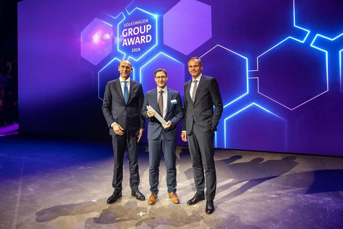 Robert Suvak, DRÄXLMAIER Group (Mitte), Oliver Blume (r.), Ralf Brandstätter; Foto: VW Group