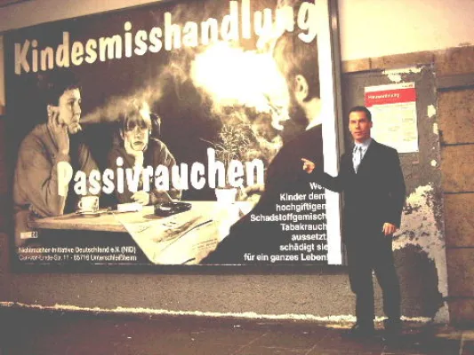 Bild: Mit Großplakat gegen Passivrauchen