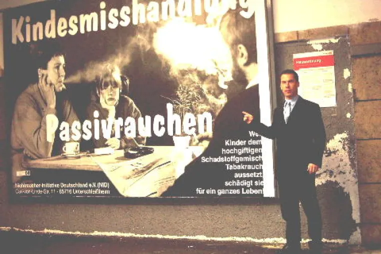 Bild: Mit Großplakat gegen Passivrauchen