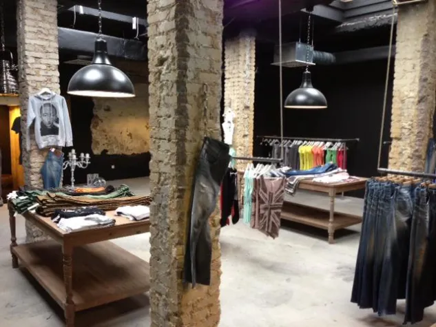 Bild: Geschäftseröffnung bei FINALO FASHION, das etwas andere Bekleidungsgeschäft.