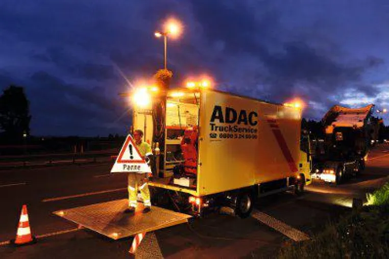 Bild: Fliegl und ADAC TruckService unterzeichnen Fünfjahresvertrag