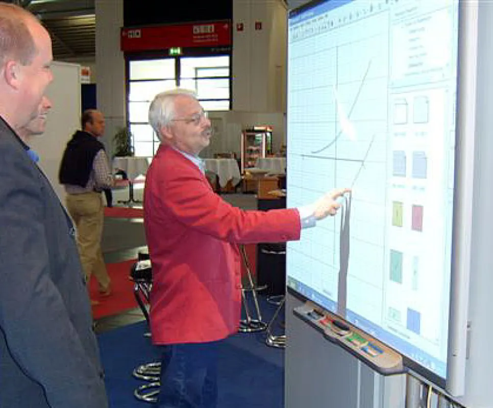 Hartwig Wiest, Oberstudienrat am Schulzentrum Geschwister Scholl in Bremerhaven, erklärt das SMART Board Interactive Whiteboard als Lehrer und Anwender.