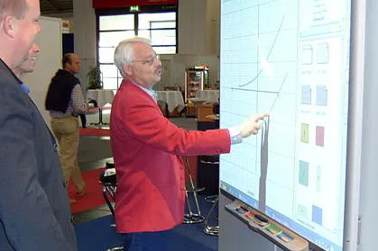 Bild: SMART zeigt SMART Board Interactive Whiteboard der Serie 600 auf der SYSTEMS