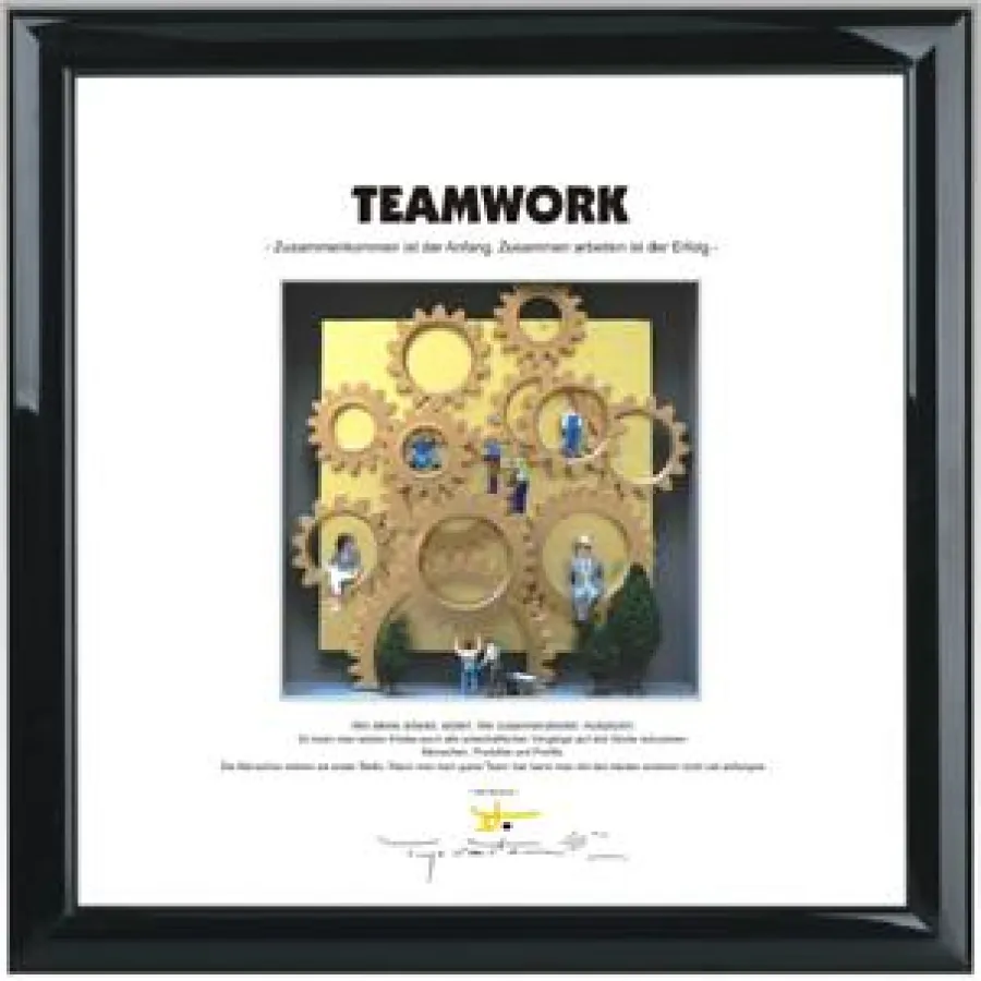 „Teamwork“ ist der Titel des beigefügten Bildes, welches das erfolgreiche Miteinander in der modernen Arbeitswelt darstellt