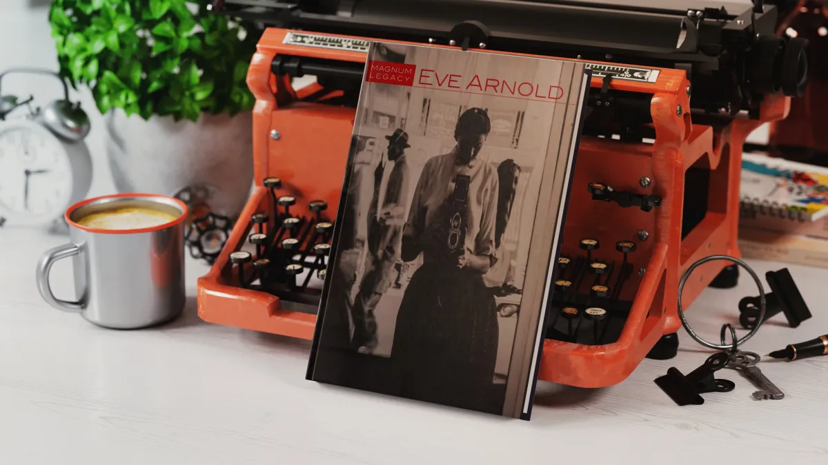 Eve Arnold mit Rolleiflex - ein stilles Vermächtnis zwischen Beobachtung, Würde und der Wahrheit. (© DREIFISCH)