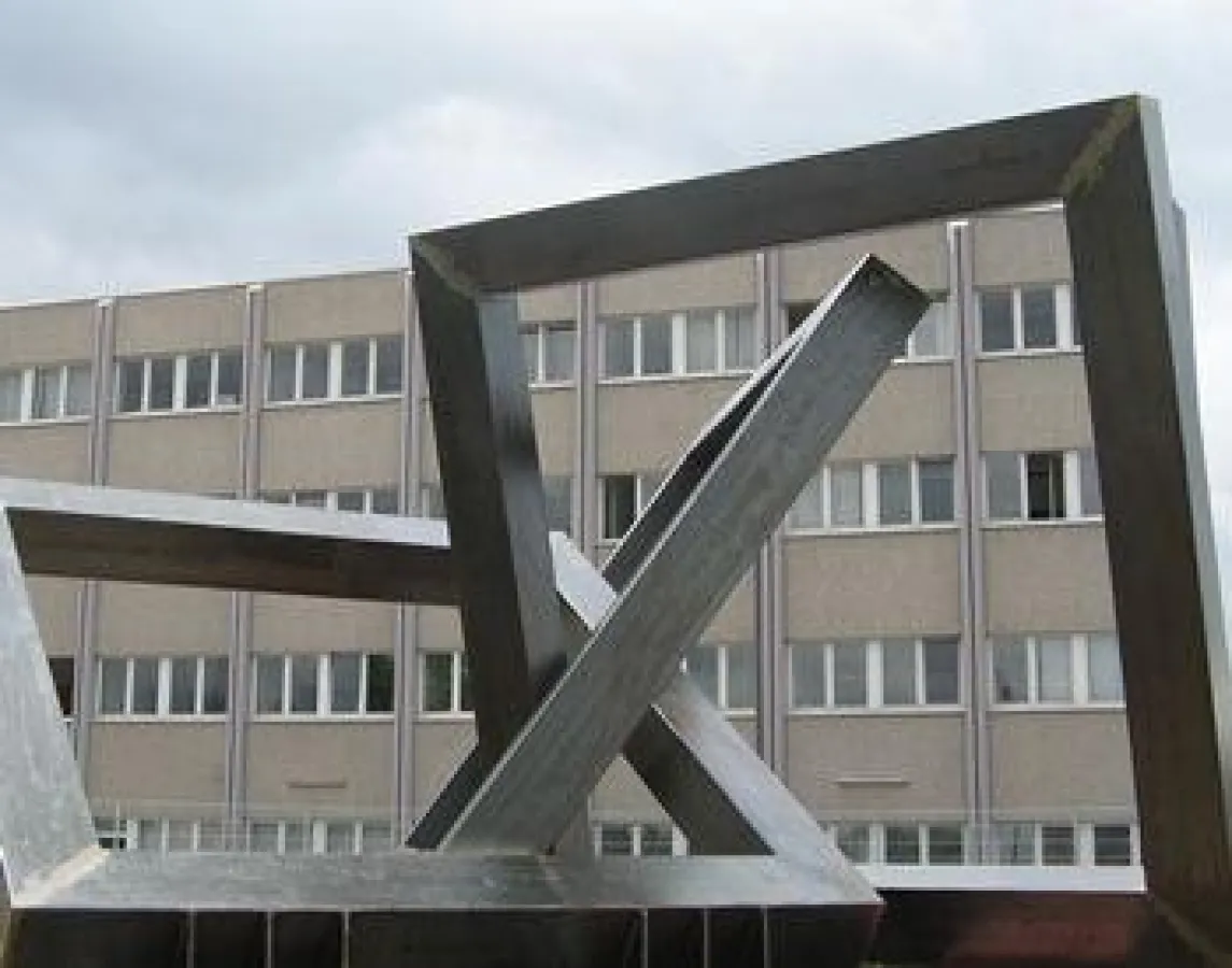 Objektkunst im Industriegebiet - Quadratur im Kreisverkehr