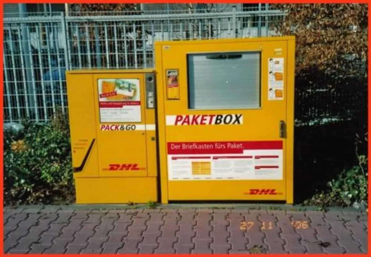 Die Paketbox zusammen mit dem Pack&Go Automaten am Versuchsstandort vor dem Briefzentrum 60 in Frankfurt im Jahr 2006