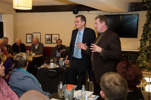 Bild: Bürger diskutieren mit Staatssekretär