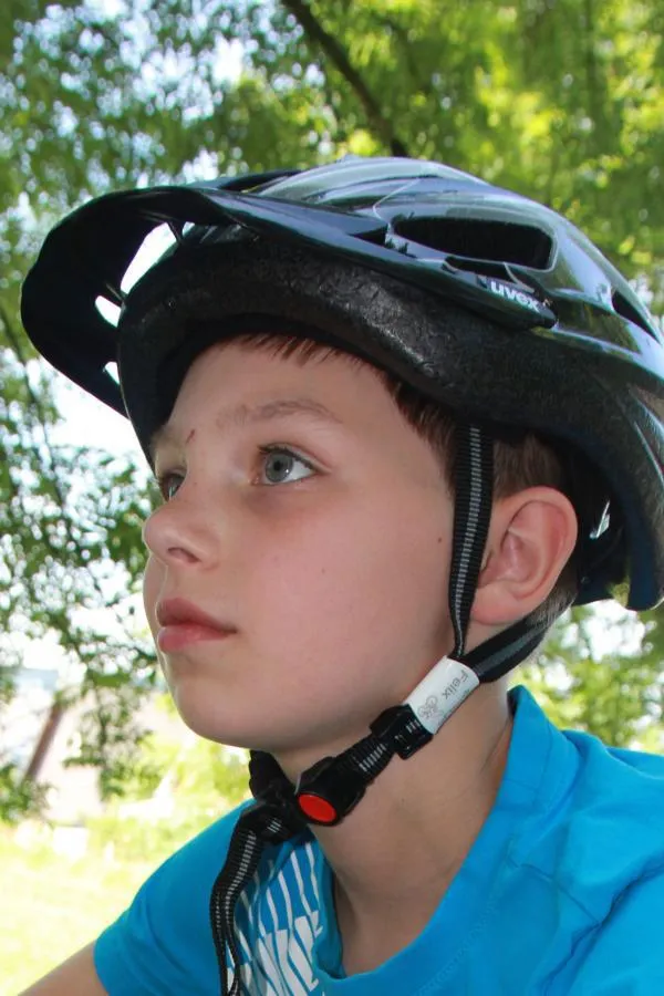 Laserbeschrifteter RSQ-ID Silikonring am Fahrradhelm kann Leben retten!