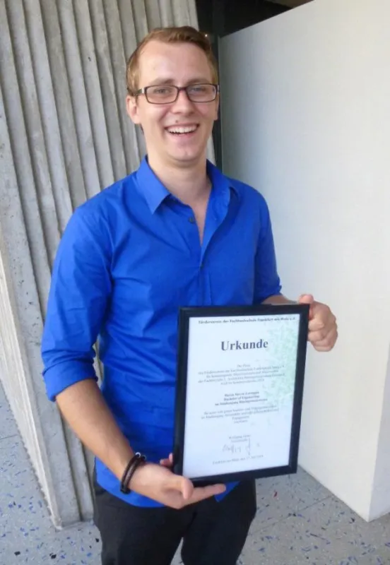 Bauingenieurwesen-Absolvent Steven Lorenzen von der Frankfurt University of Applied Sciences.