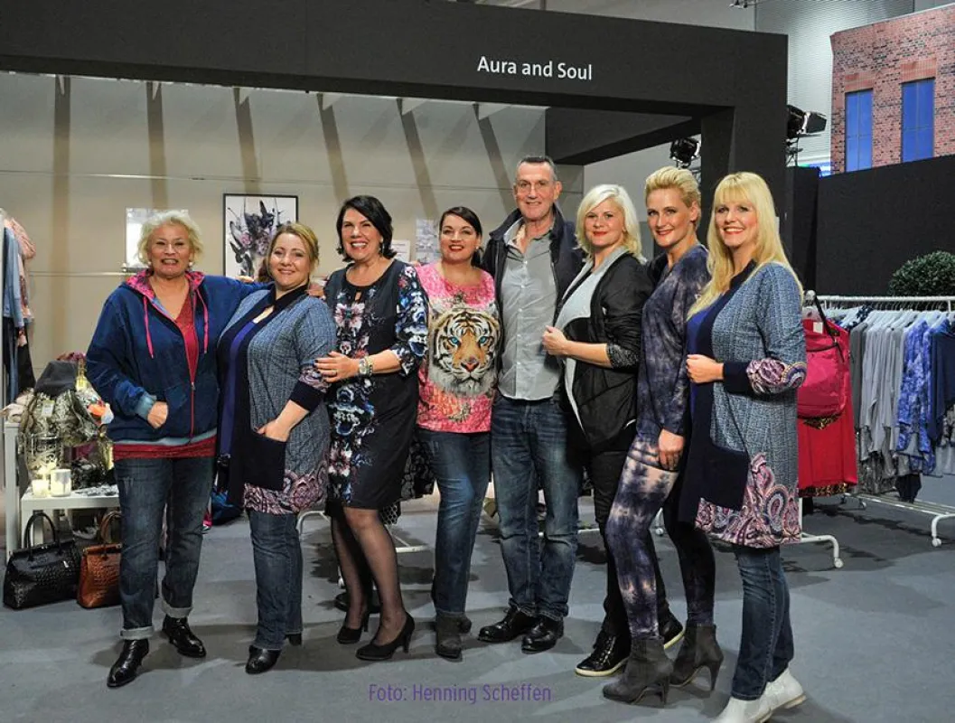 Manou Lenz mit ihren Models und Friendz