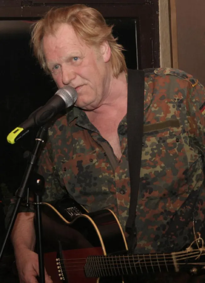 Gunter Gabriel mit seiner Deutschland-Gitarre