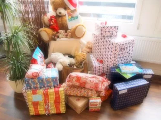 Bild: Lebe Fit! Mitglieder spenden Weihnachtspakete für Kinder in Not