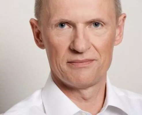 Bild: Wolfgang Bönisch gibt weitere Details zur Sommerakademie für Verhandlungskunst bekannt