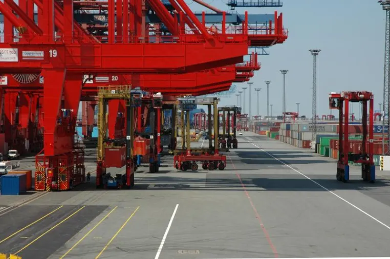 Bild: Mehr Sicherheit und Effizienz im Hafen durch Vernetzung und Automatisierung der Portalhubwagen