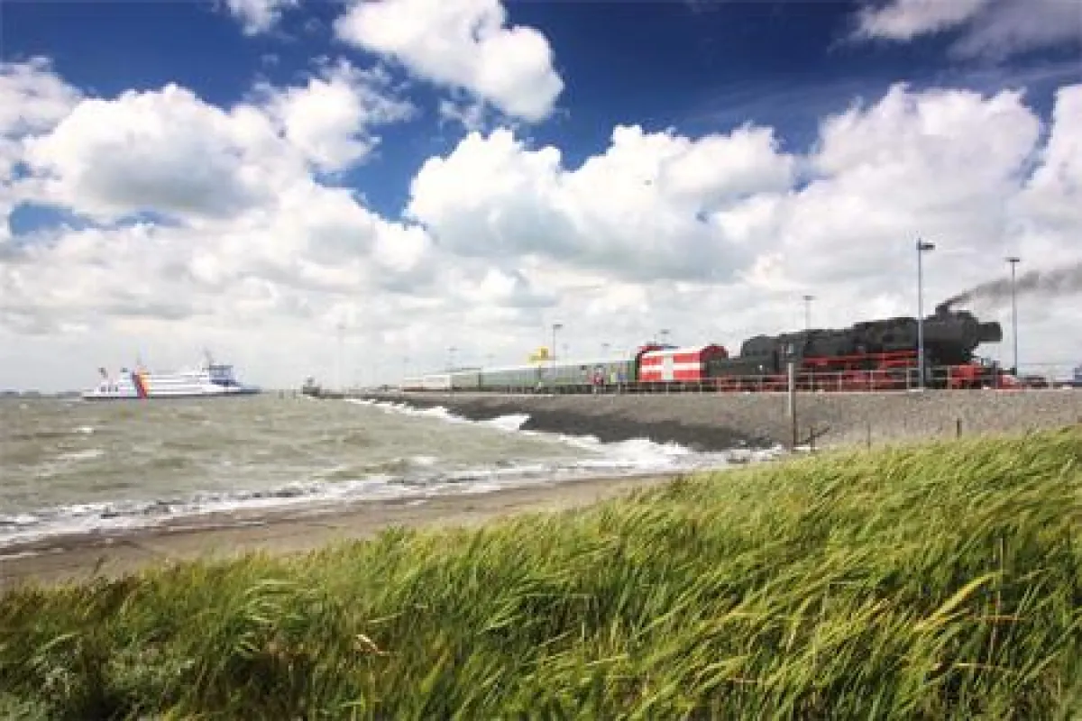 Mit historischer Dampflok in den Föhr-Urlaub starten