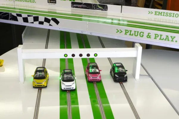 Bild: Slotfire liefert maßgeschneiderte Event-Holzrennbahn für den Autohersteller smart