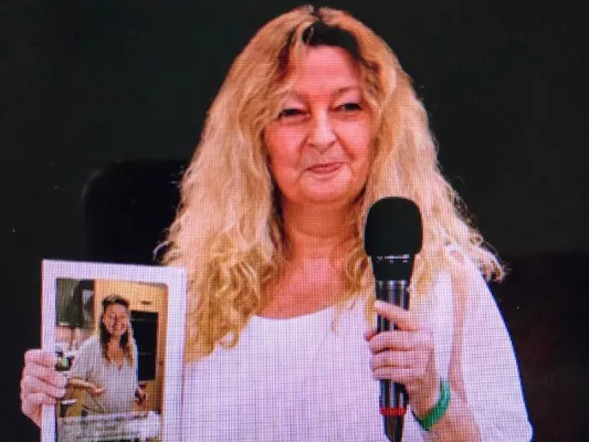 Bild: Erlanger Weltmeisterin trägt erfolgreich zum neuen Weltrekord des internationalen Speaker Slams bei