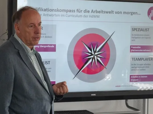 Bild: Zahlreiche Studieninteressierte beim Infotag auf dem HdWM-Campus - Dozenten erläutern Studiengänge