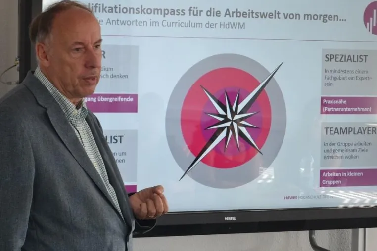 Zahlreiche Studieninteressierte beim Infotag auf dem HdWM-Campus - Dozenten erläutern Studiengänge Bild: Zahlreiche Studieninteressierte beim Infotag auf dem HdWM-Campus - Dozenten erläutern Studiengänge