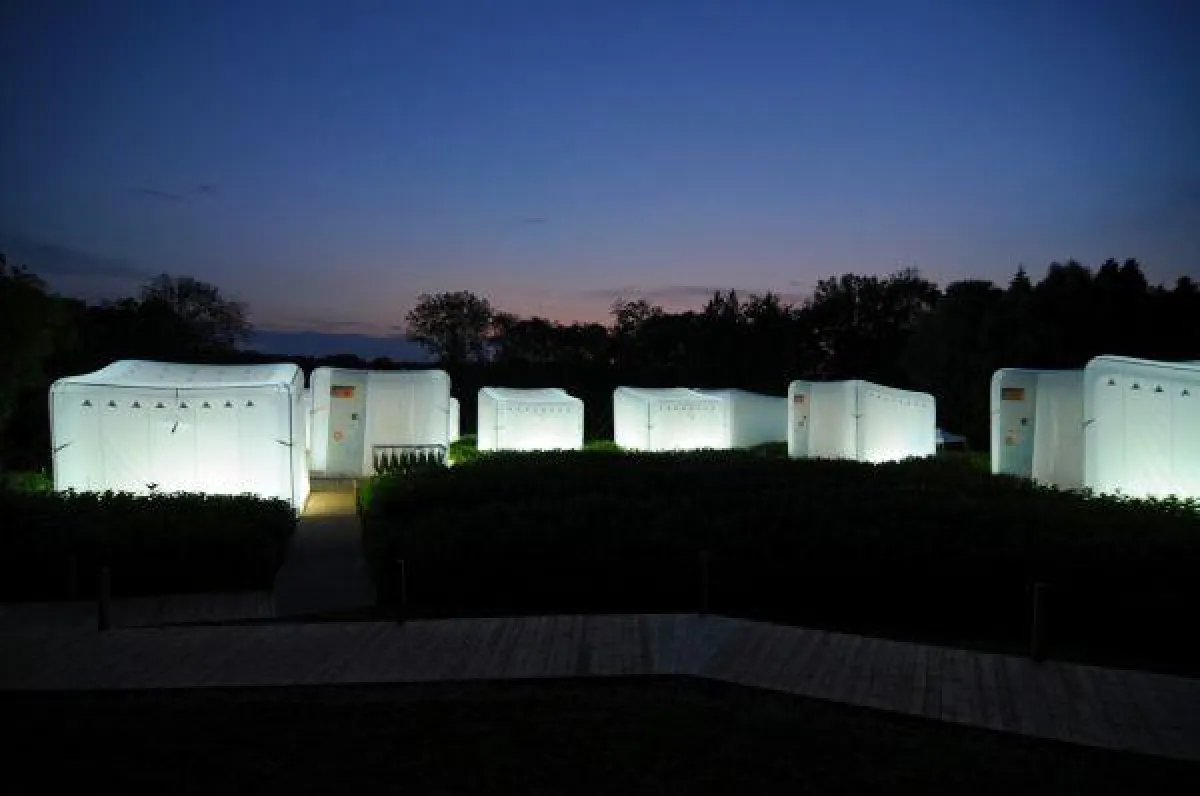 Aufblasbare Pavillons bei Nacht