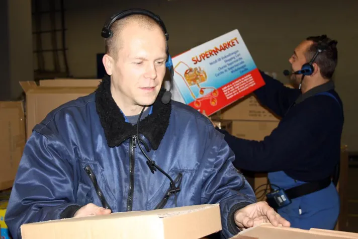 Rieck setzt bei SPIELE MAX auf Pick-by-Voice: Freie Hand für Teddybären Bild: Rieck setzt bei SPIELE MAX auf Pick-by-Voice: Freie Hand für Teddybären