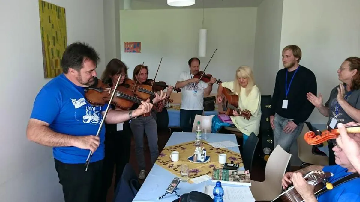 Unterricht an der Geige und im Gesang im Bluegrass Camp Germany; Foto: Bluegrass Camp Germany